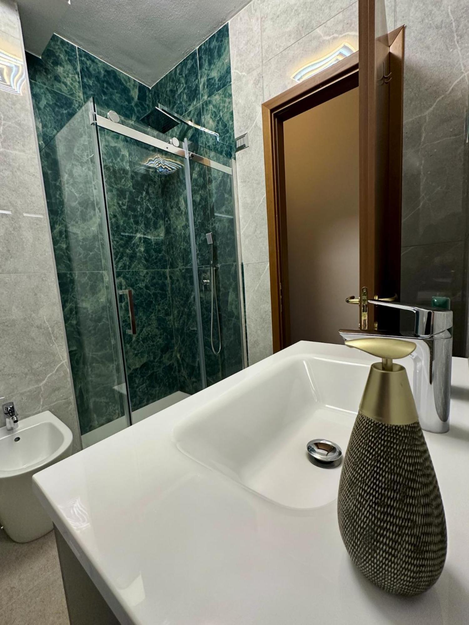 King Apartment Milano Bocconi Bagian luar foto